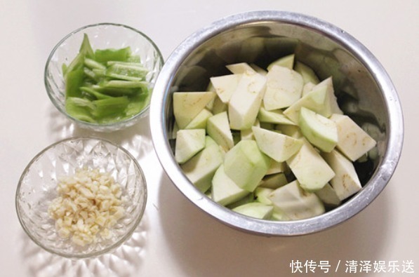 大厨教你做红烧茄子，记住这2点，不发黑不吸油，焦香软嫩不油腻