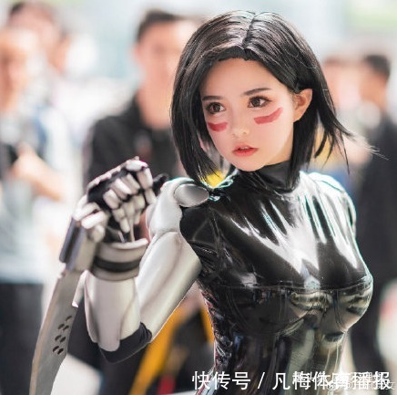 阿丽塔|女子穿“塑料袋”参加漫展,明明一丝不露,却让人害羞