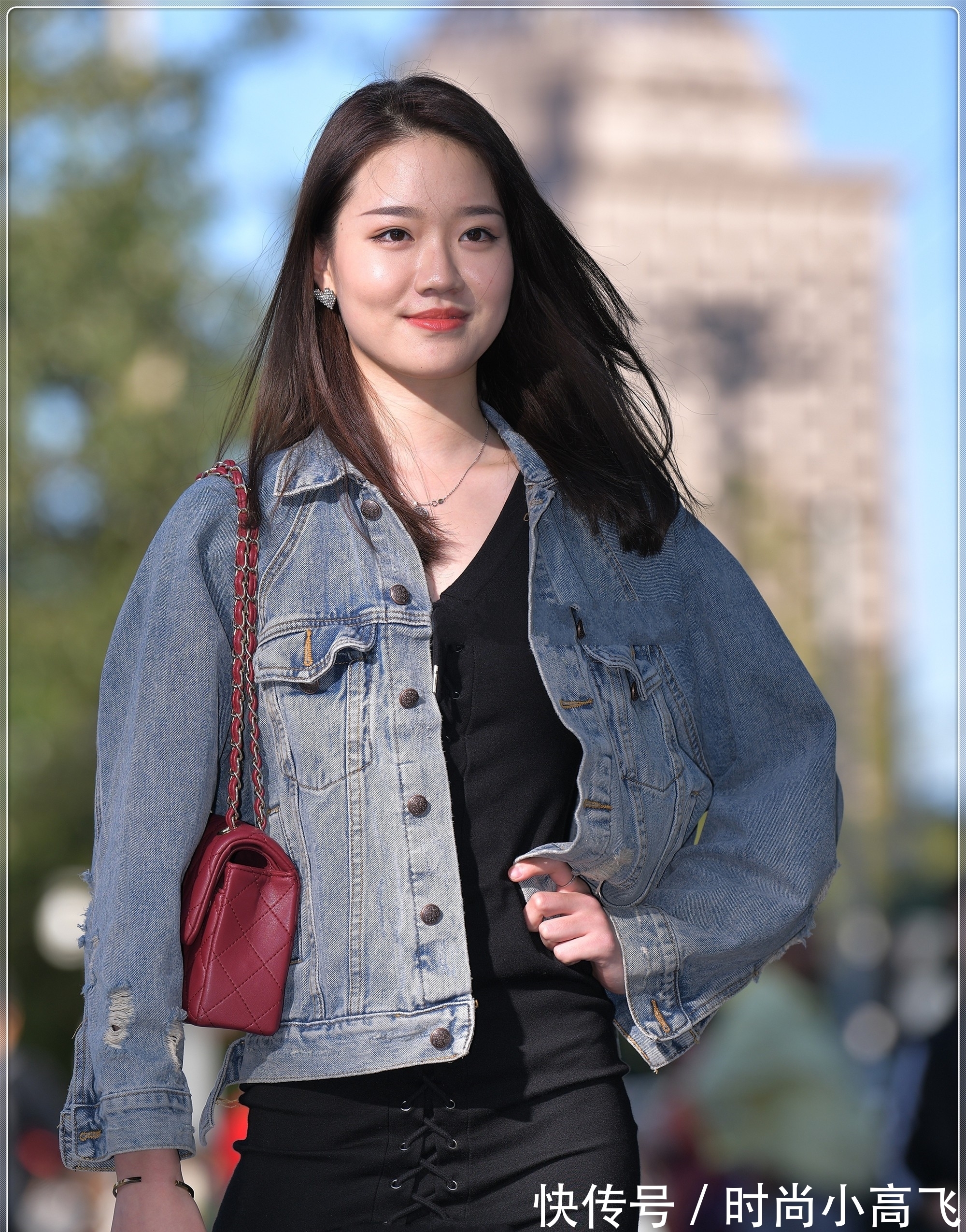 大长腿 宽松牛仔外套搭配黑色连衣裙,干净素雅,满满少女感