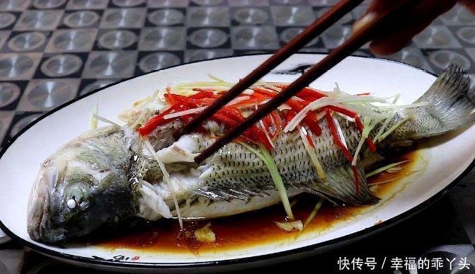 做清蒸鱼,全程不要用盐和料酒,学会厨师这一招,鱼肉鲜嫩无腥味