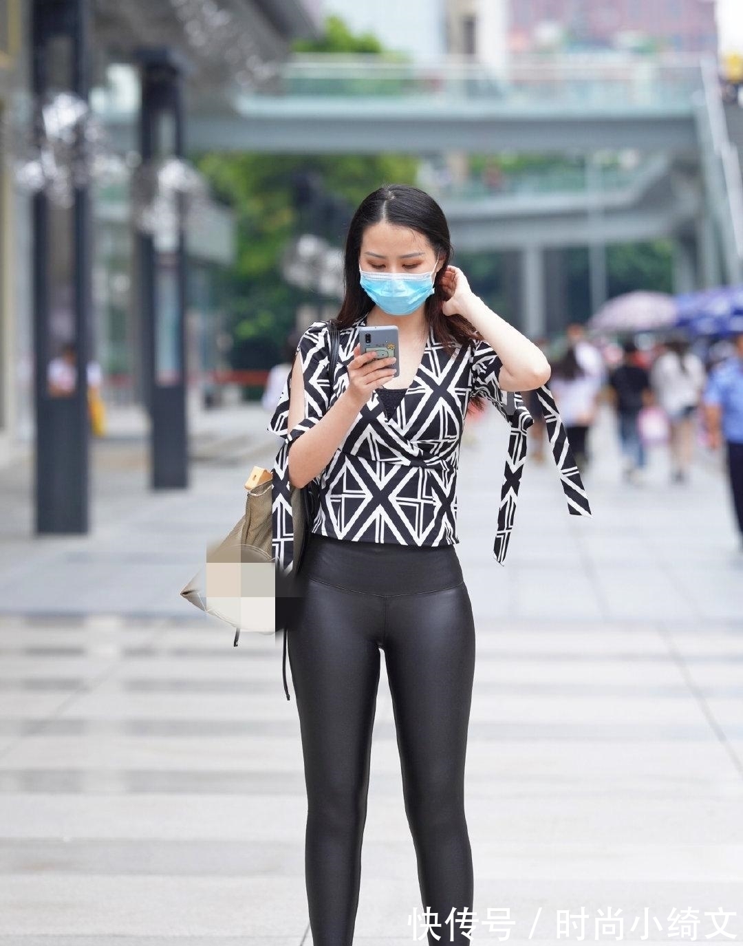 上衣|黑白上衣搭配小皮裤,简单经典,永不过时