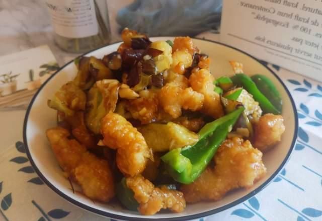 烧茄子|烧茄子时,不可直接放油,大厨说多加1个步骤,茄子不发黑不吸油