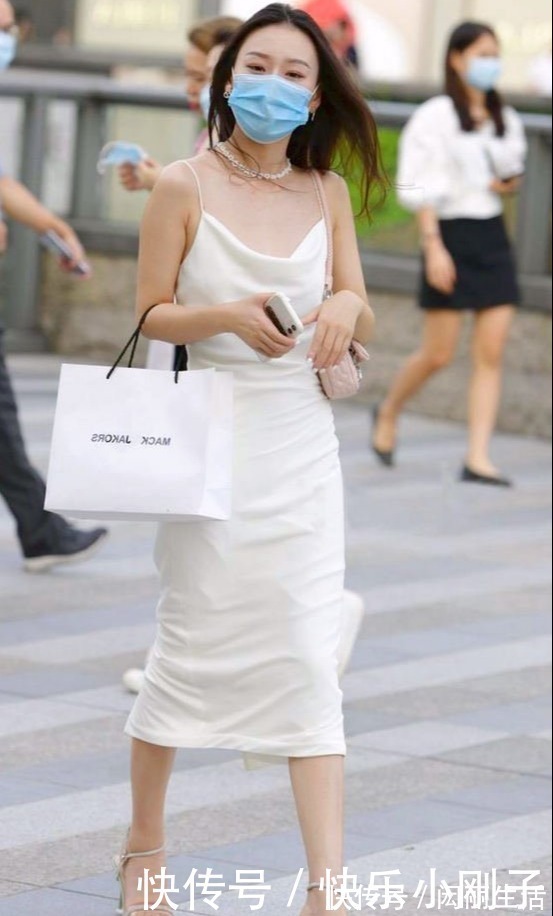 吊带长裙|白色吊带长裙,简约时尚又有魅力,女人味十足