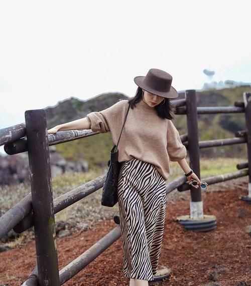 用力过猛 入冬后流行“毛衣+裙子”,时髦优雅又大方,适合大部分女生穿