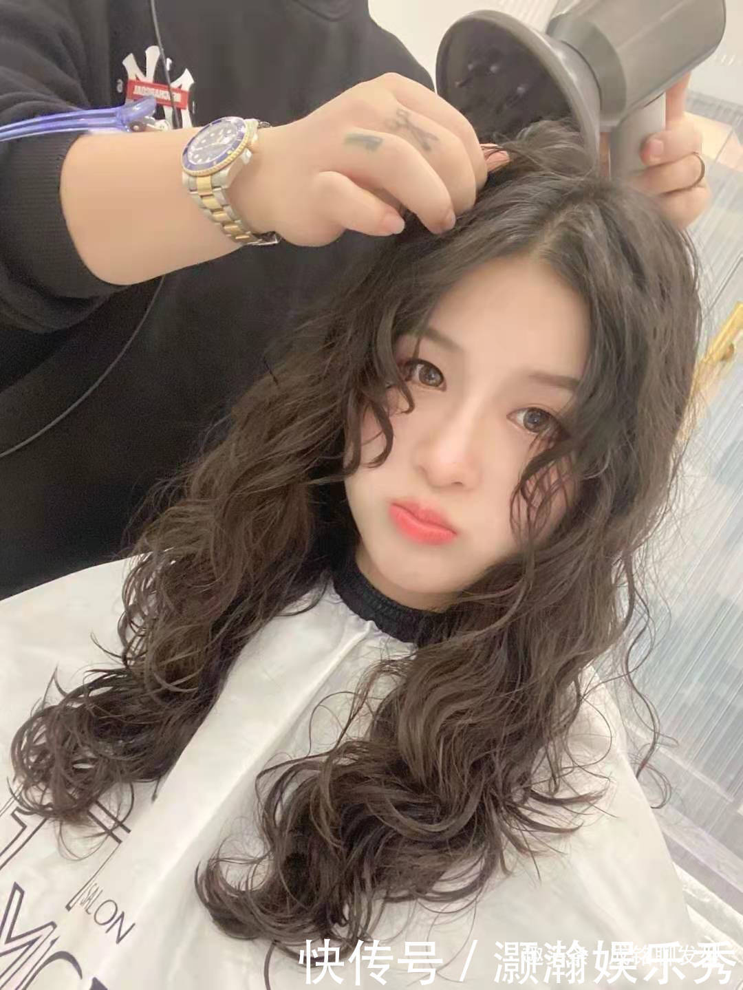 羊毛卷已经OUT了!今年蛋蛋波纹卷发正当红,脸圆的妹子也适合