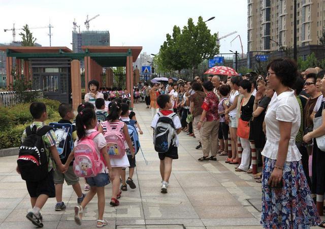 着装|爸爸穿工服接女儿放学,怕给孩子丢脸不敢上前,女儿的举动太暖了