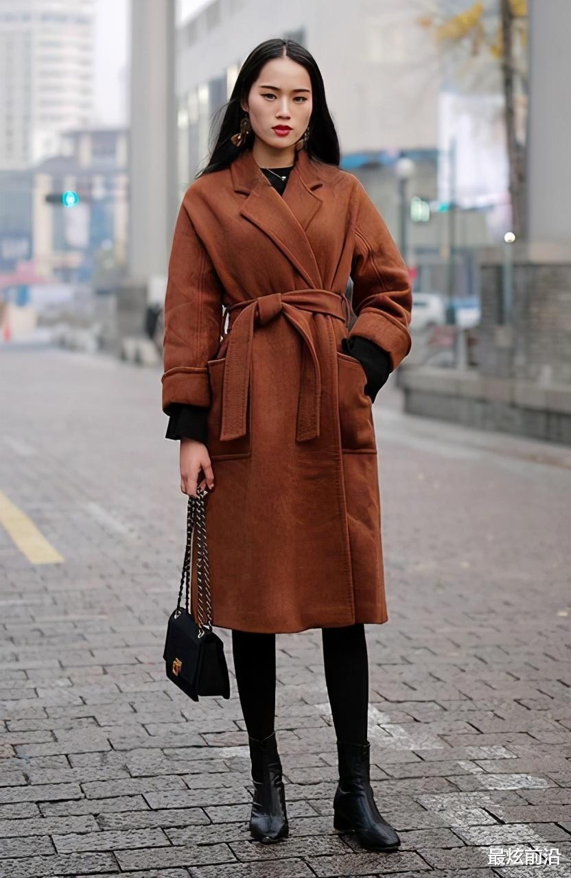 这个秋冬,焦糖色大衣才是主打,应景又显白,好看极了