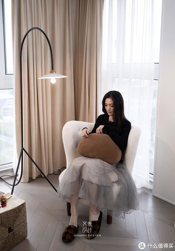 客厅|90后妹子的家火了，一人住98㎡精致又高级，网友：还缺男朋友吗？