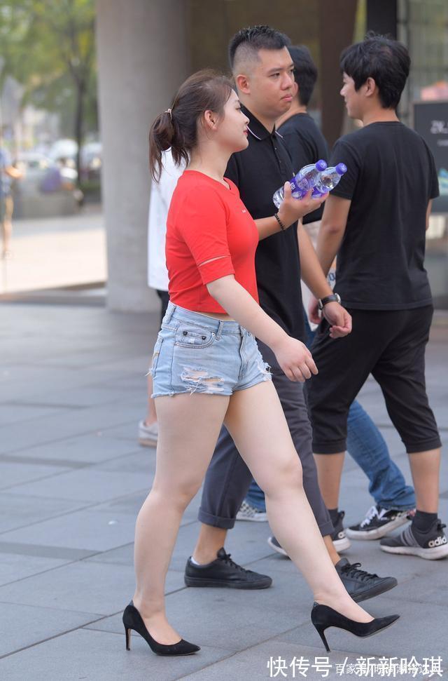 自信 微胖女生的初秋穿搭,“肉肉”没有丝毫隐藏,反而自信秀出来
