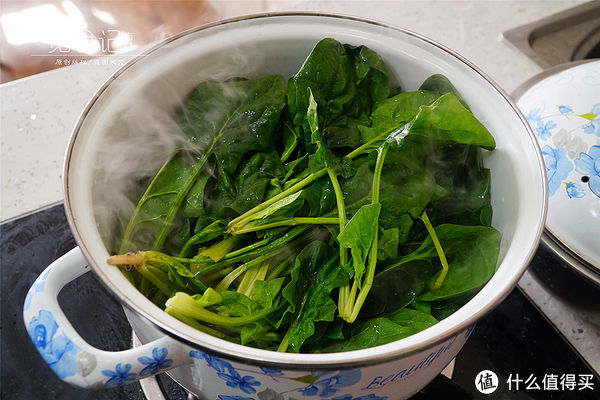 菜市场买菠菜，别管圆叶尖叶，切记“3不买”，回回挑到好菠菜