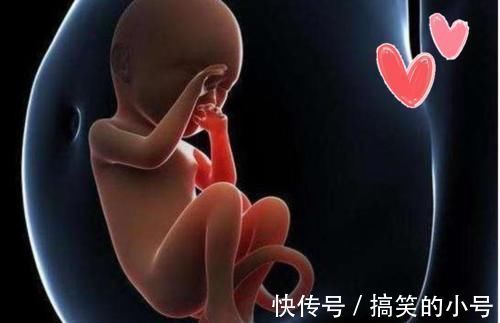 睡姿|为何宝宝睡觉偏爱“举起手来”?投降式睡姿对娃有影响?看完知晓