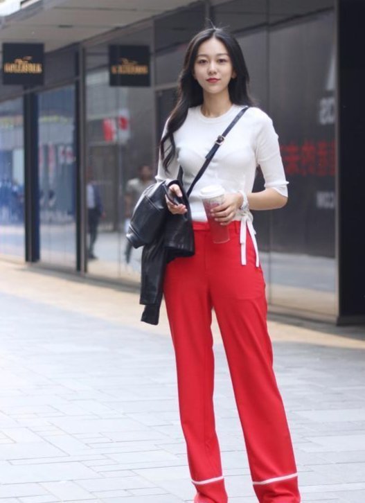 街拍性感紧身打底裤小姐姐,身材凹凸有致,个性时尚还妩媚多姿