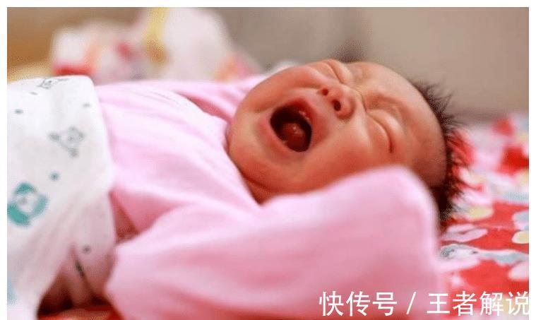 父母|6个月宝宝喜欢“抓耳朵”是暗示生病?背后诱因,新手父母要知道