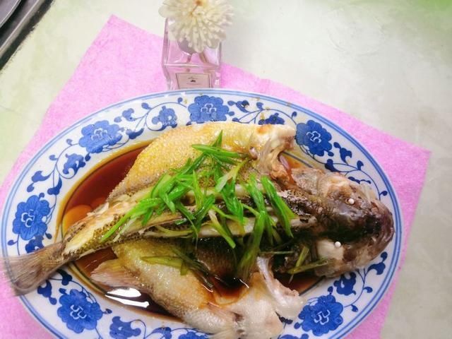 酒店|清蒸鱼看似简单，窍门却多，记住“1不放多2步”，比酒店做的还鲜