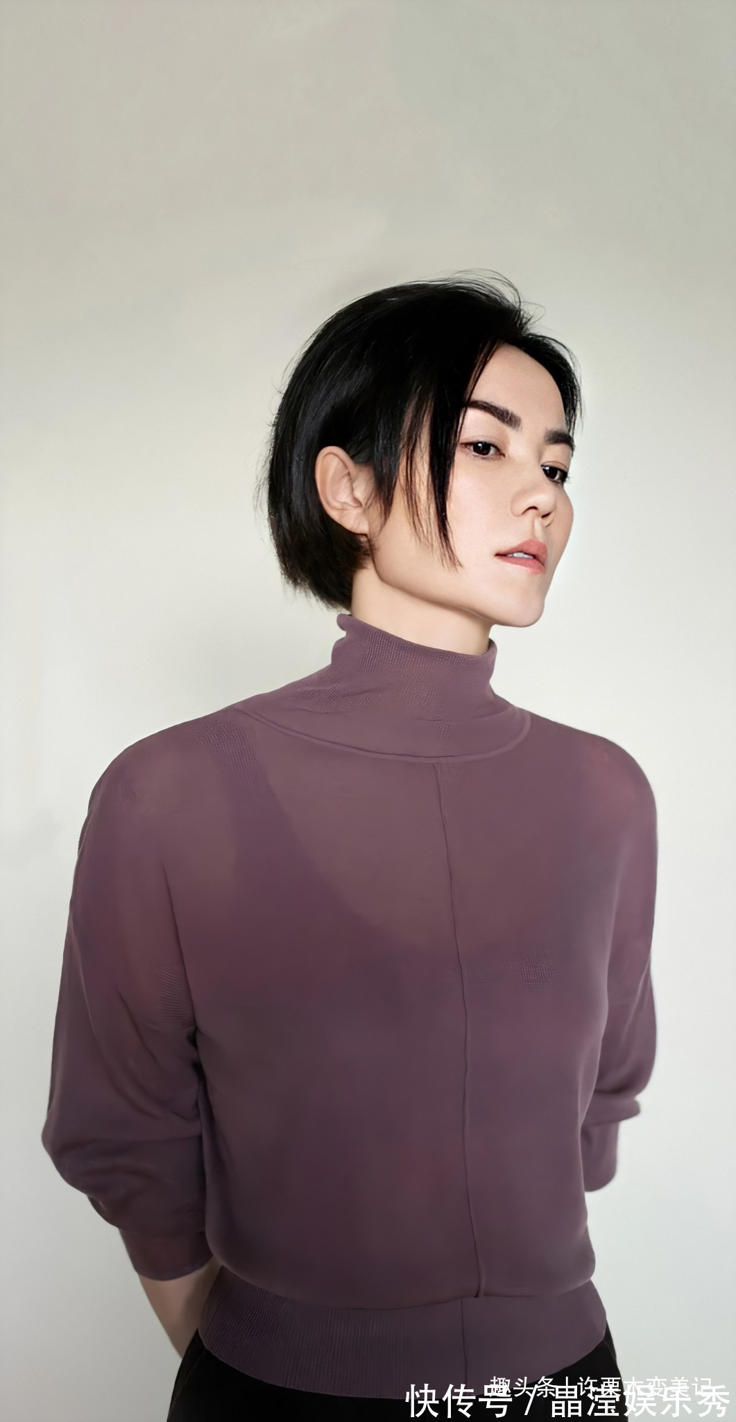 烫卷发 奔五的女人尽量别留长发、烫卷发,推荐这5款发型,太减龄了