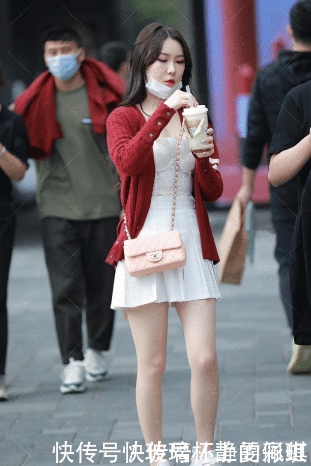 打底衫这么薄款，外套也太厚实了，换掉它更好看吧