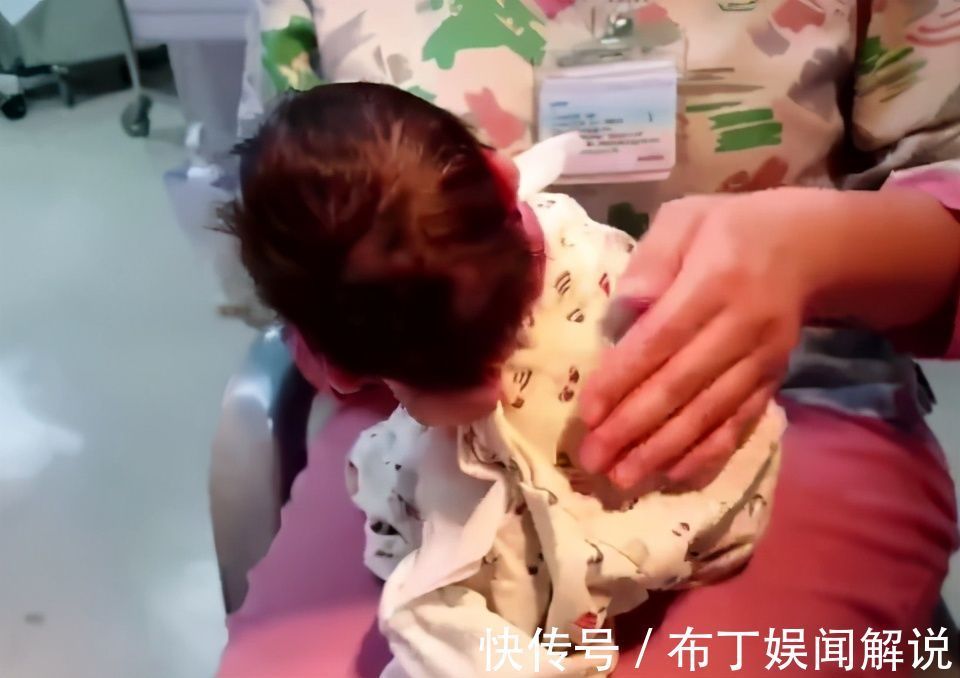 喂养|宝宝吐奶“抱起拍拍就行”？没那么简单，没点护理常识可不敢乱拍