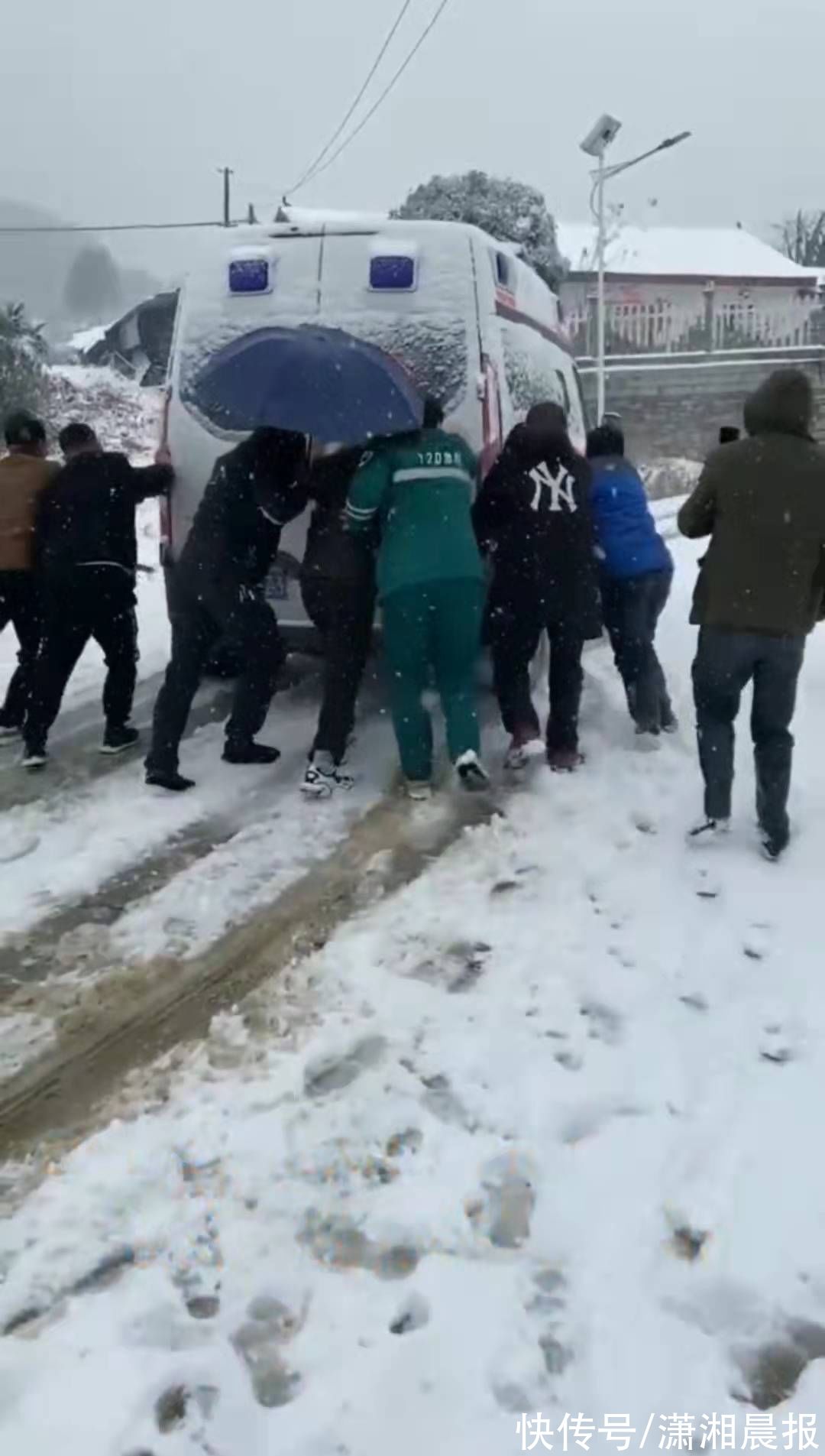 暖心！张家界老人雪天骨折，村民帮医护人员除雪推救护车