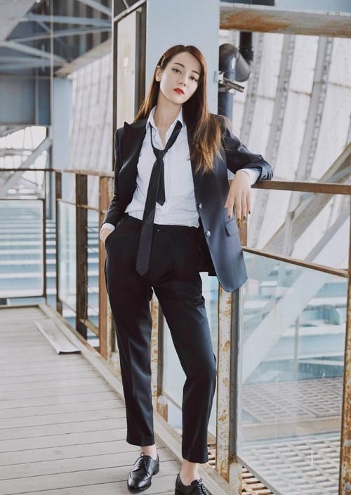 阔腿裤烂大街了！今年流行的是“小黑裤”，时髦显瘦，适合40岁穿