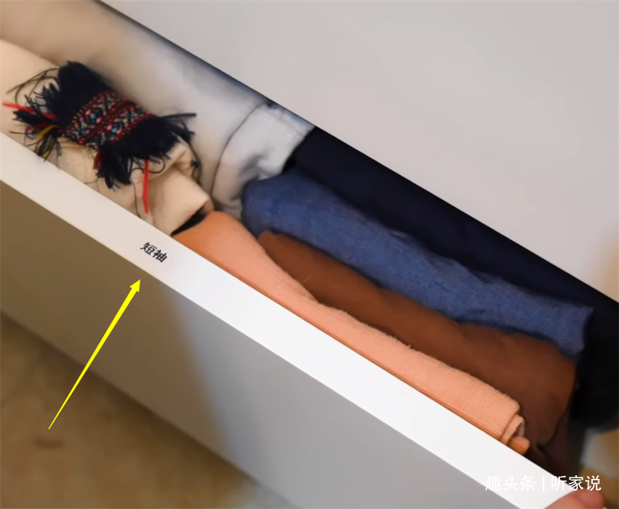 姑娘|“囤积癖”姑娘10㎡卧室,衣服堆积如山,3名整理师8小时打扫干净