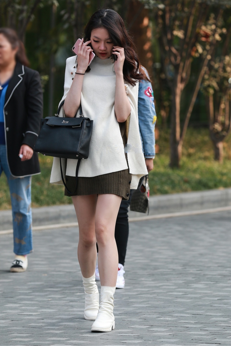 淑女|美女街拍:小姐姐披肩连衣裙,搭配中筒靴子,淑女又优雅