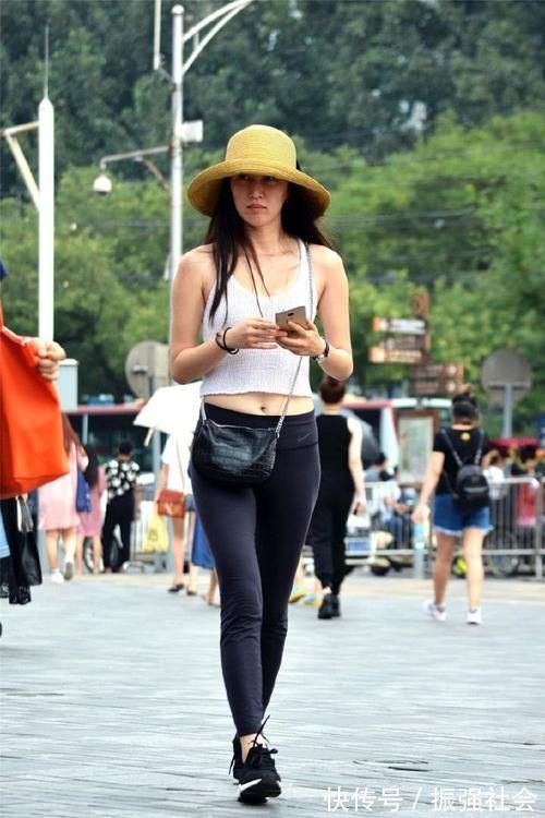 身姿|运动款的瑜伽裤,小姐姐穿上后潮流范十足,尽显魅力身姿