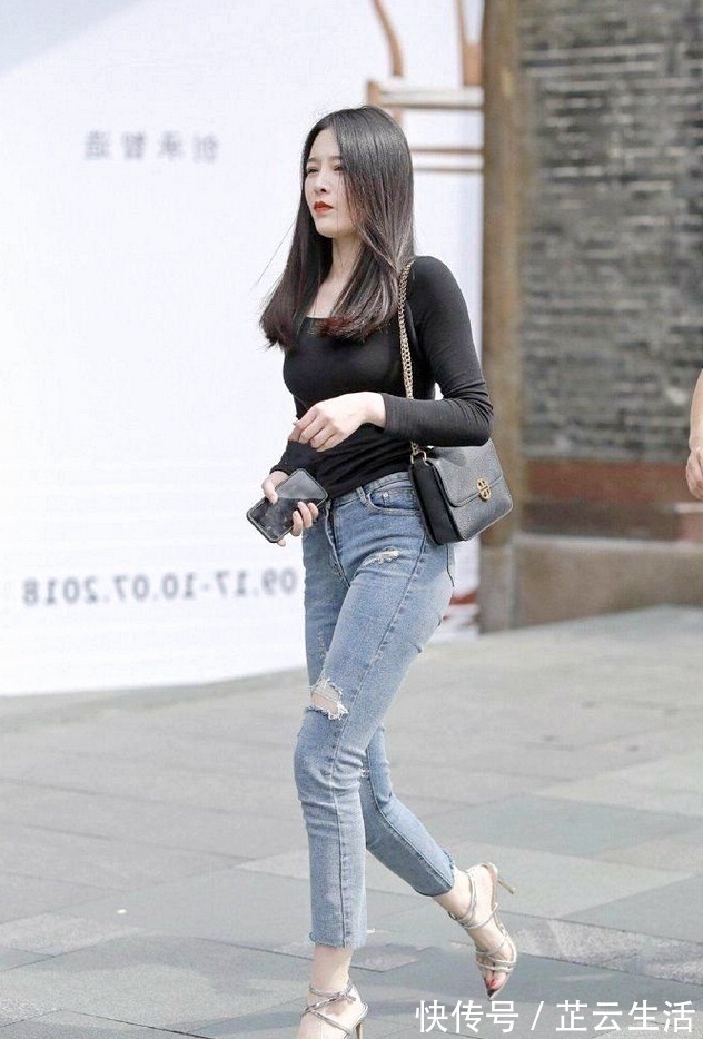 牛仔裤|小姐姐穿上减龄T恤牛仔裤,乌黑长发,超级吸人眼球!