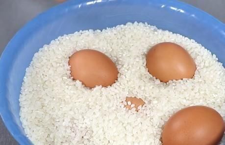 保存鸡蛋放冰箱就错了!老农教你2个土方法,放再久不变质,实用