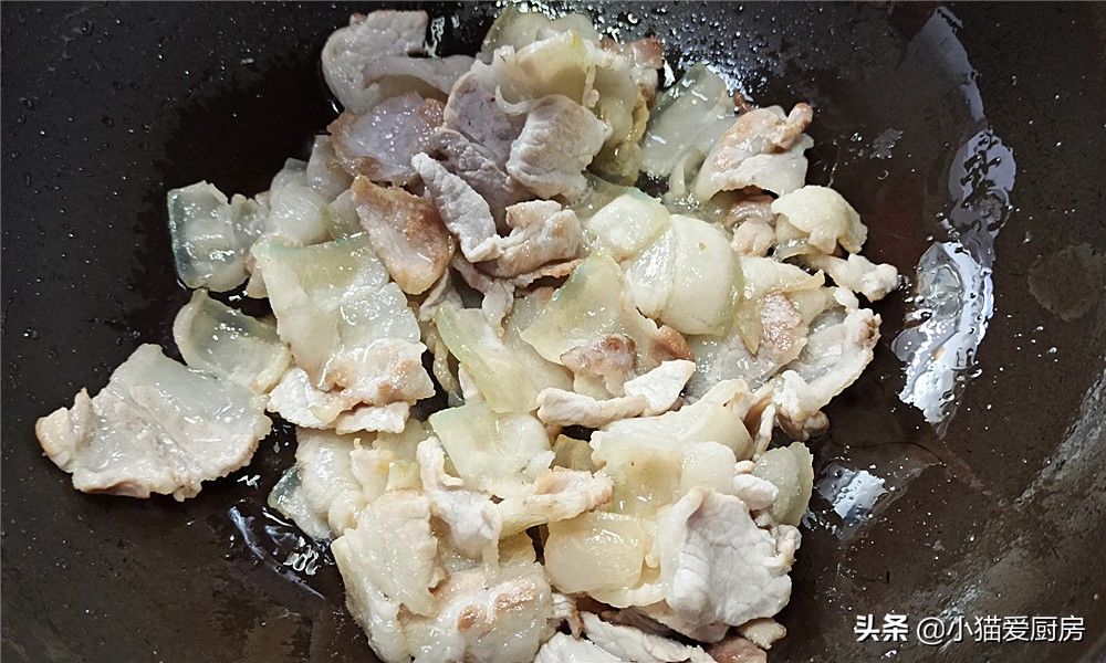 1把酸辣椒加上猪肉简单一炒,味道酸香爽辣,开胃下饭特别好吃