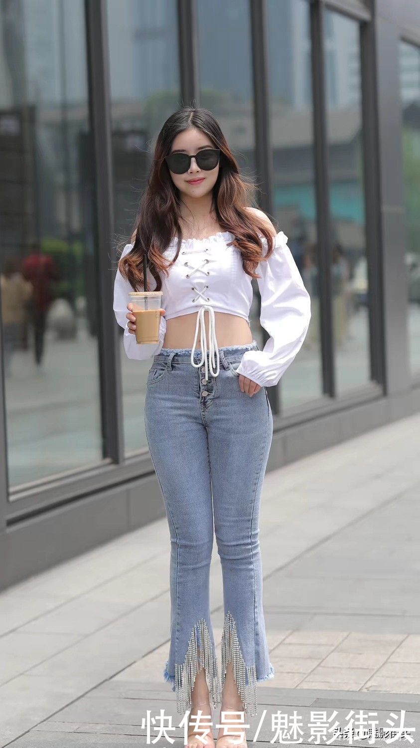 女生|短上衣+高腰牛仔裤，小个子女生这样穿，显高显瘦还提升衣品