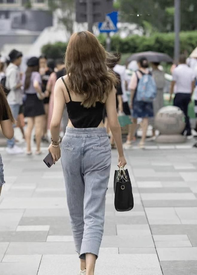 连体衣加牛仔裤迷人“腰线”，这样穿也太潮了