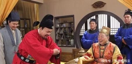 秀才写下一副对联,财主看后喜笑颜开,仆人却看出对联的含义!