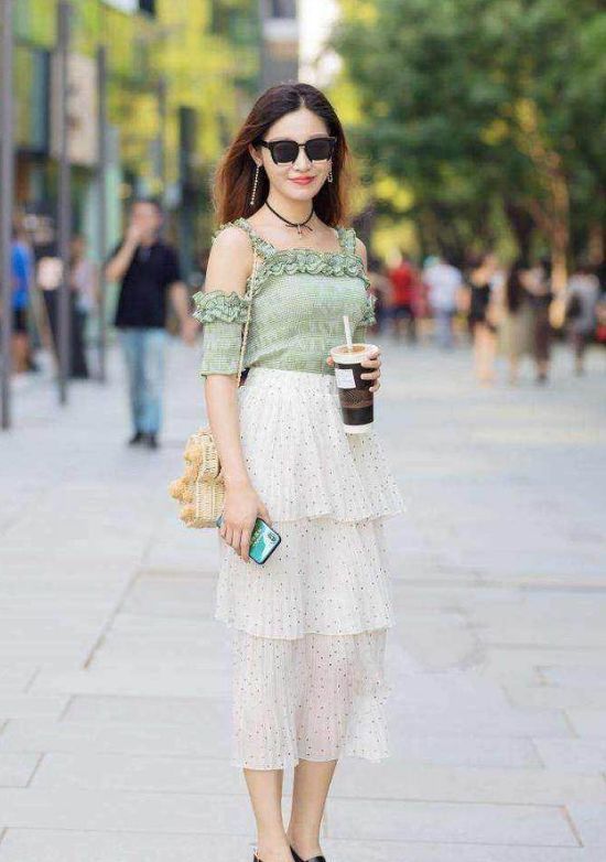 街拍：小姐姐看起来十分的显瘦，非常的清新自然，整体十分好看