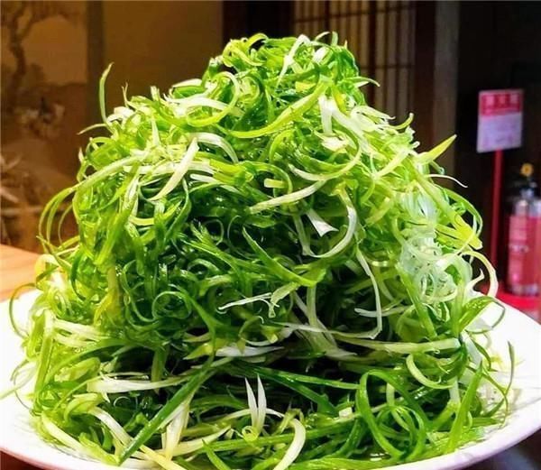 日本这碗拉面很奇怪,葱比面条还多,其他食材都可以不要