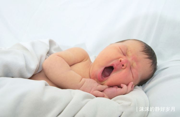 用力过猛|你给宝宝拍满月照了吗?这种全身包裹的照片,妈妈考虑过隐患吗?