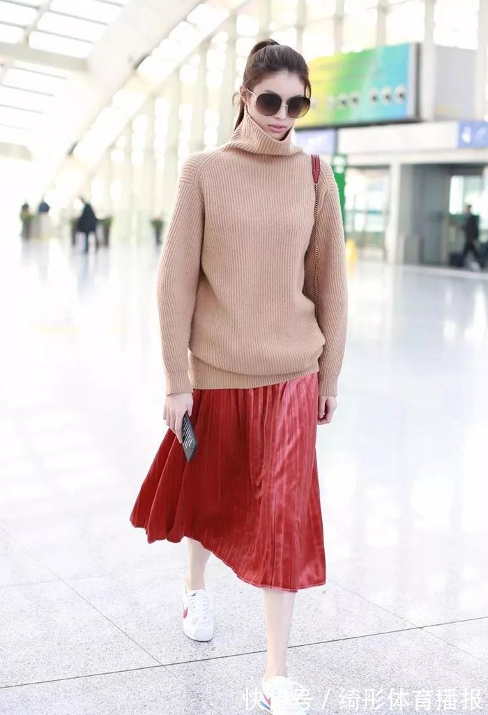 毛衣 穿毛衣别再搭配牛仔裤了,显胖没气质,试试这四种搭配,显瘦优雅