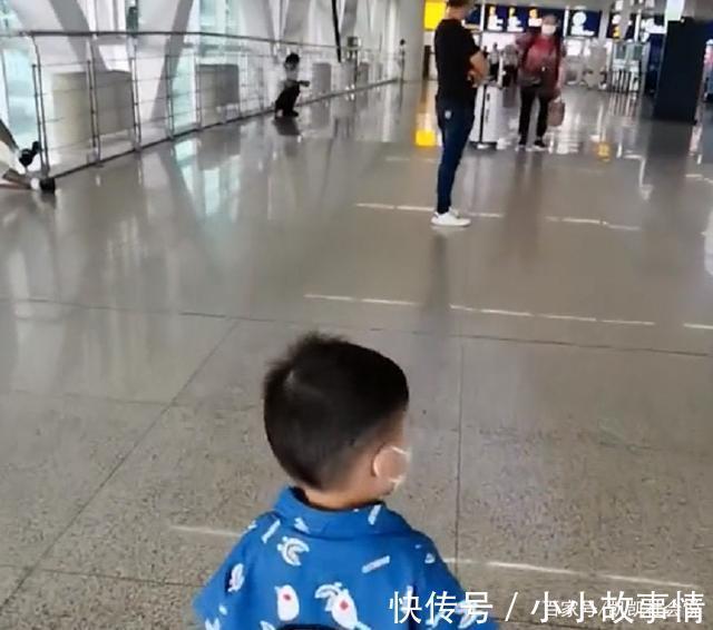 奶奶|湖北一萌娃半年未见奶奶,见到奶奶后激动到跺脚转圈圈,画面暖心