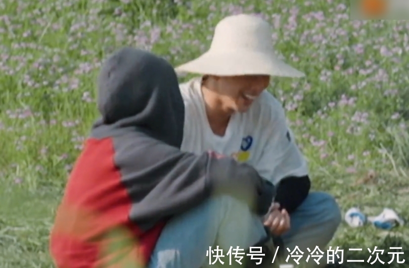 蘑菇|嘉賓們圍坐休息,張子楓卻和梁靖康單獨聊天,這對CP戲外有點甜