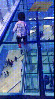 |搞笑GIF段子:这哥们拿玩具枪打劫失败了,拿这玩意来骗姐姐,没门!