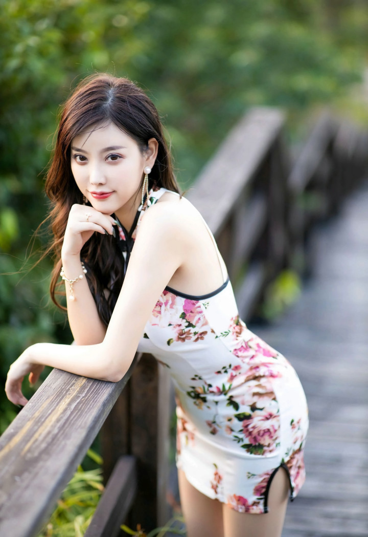 白色旗袍别一番风情,让人无法抵抗得了吧