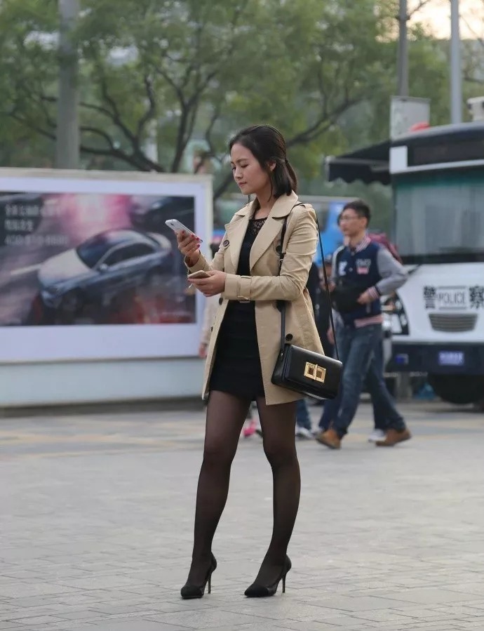 小姐姐|高跟鞋搭配短裙,让女性显得成熟又时尚