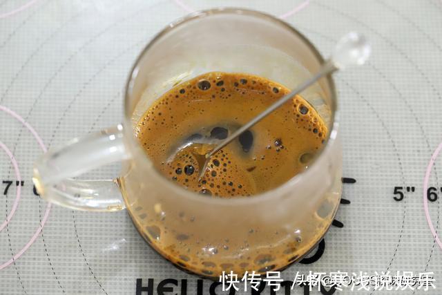 蛋黄|入冬必备的甜点！焦糖饼干咖啡奶油蛋糕，爱上这香浓的美味