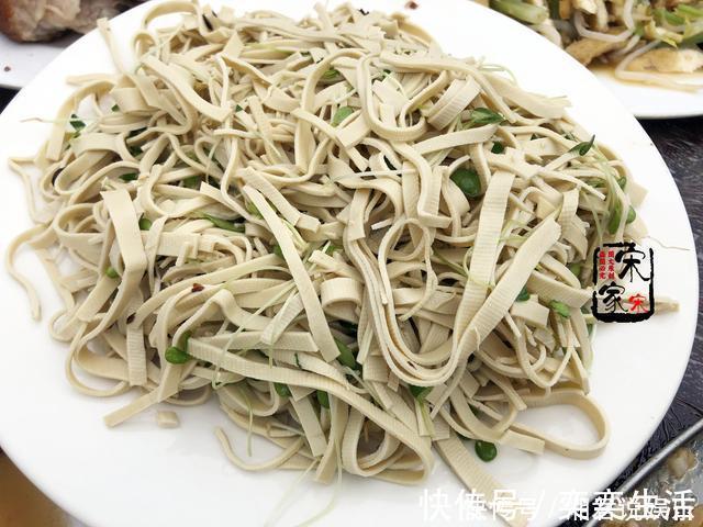 烧鸡|农村330元一桌的宴席，鸡鸭鱼肉都有，利润在哪