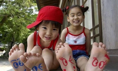 父母|幼儿园放学,俩“煤球”一直无人认领,亲妈崩溃足足找了10分钟