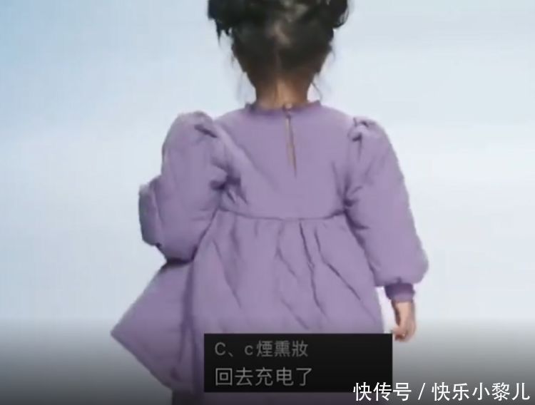 忘记|两岁萌娃T台走到一半,因忘记拿奶瓶气冲冲返回,网友:回去充电