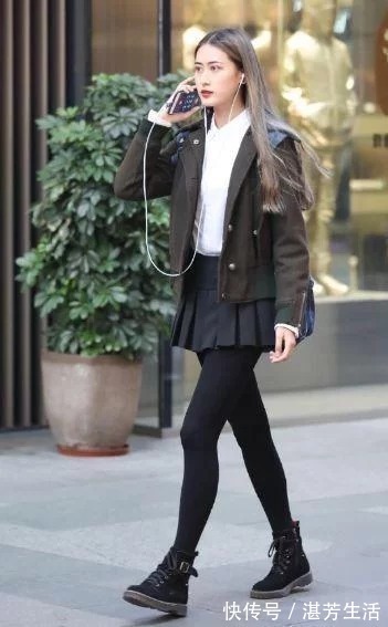 长发|街拍:两位长发飘逸的小姐姐,身材苗条有致,女神范十足