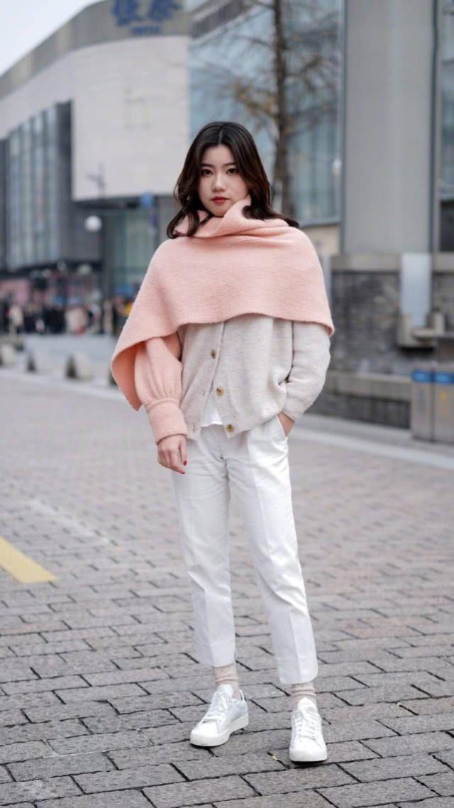 街拍:端庄文雅的气质小姐姐,美感大方给人潇洒自若的感觉