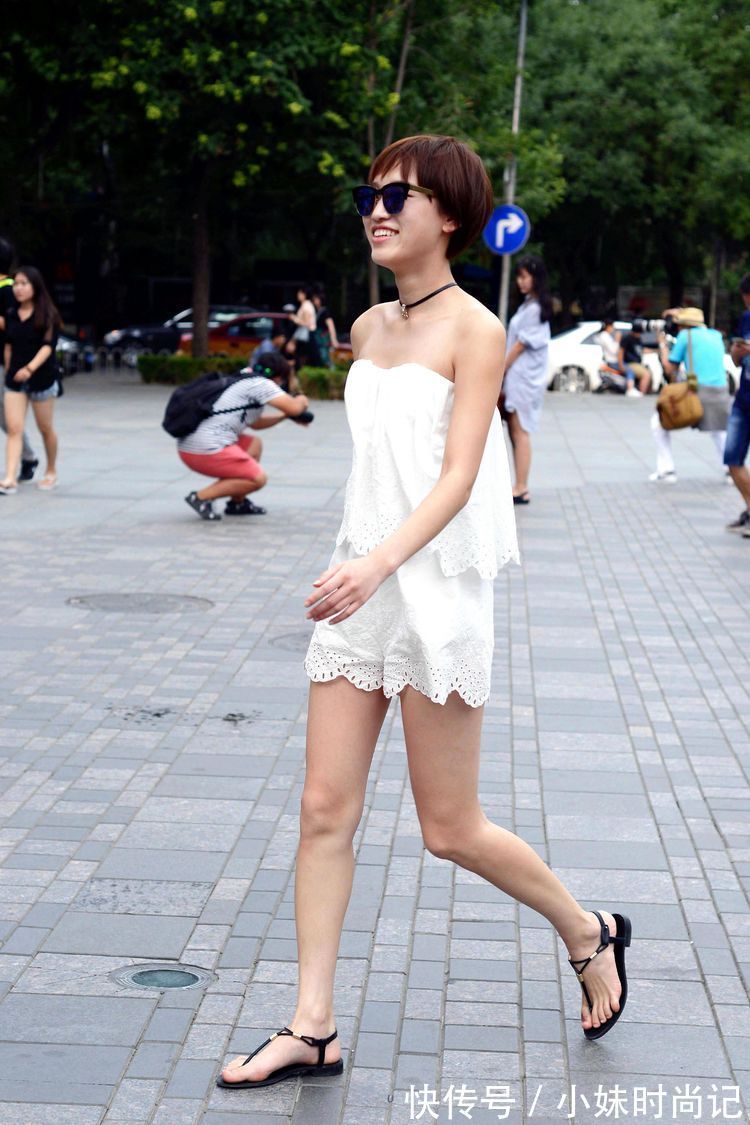 身材高挑 街拍:小姐姐搭配白色裙子,露出肩膀和锁骨,短发显得人很精神!