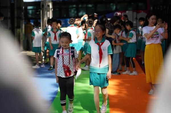 开学|“神兽”开学！听说家长们“裂开”了？