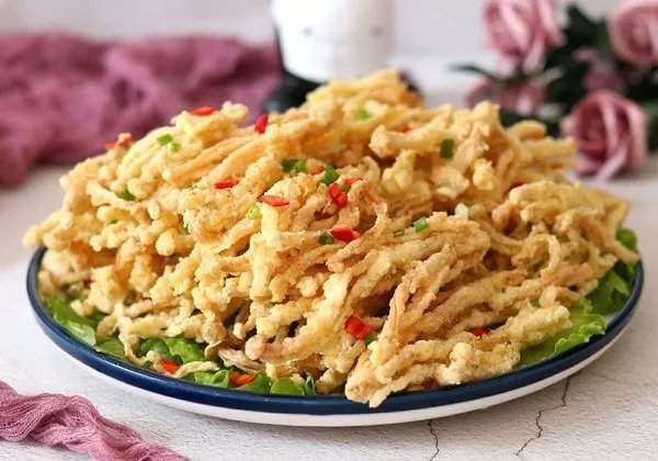 此菜香酥可口,好吃不塞牙,咬下去满嘴香,家人一人一盘吃不腻